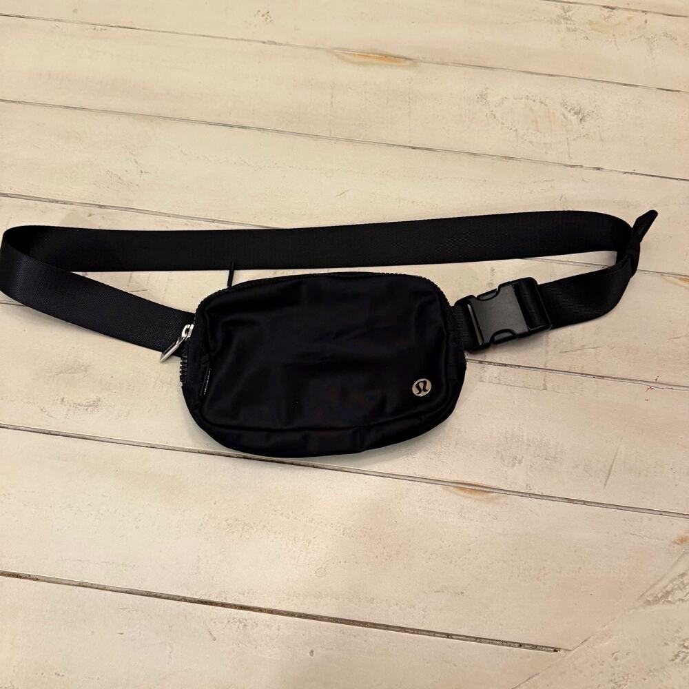 lululemon Everywhere Belt Bag Black 0.7L Zip Buckle 2-Pocket iPhone